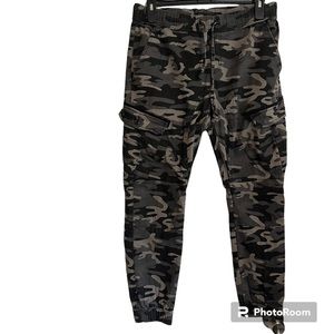 Ring of Fire men’s black camouflage print joggers in size XL.